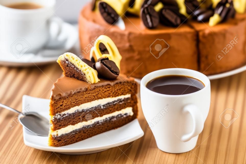 Kaffee, ein Stück Kuchen auf dem Teller auf dem Hintergrund von Kuchen