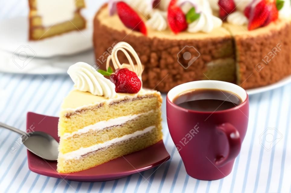 кофе, кусок торта на тарелке на фоне торта
