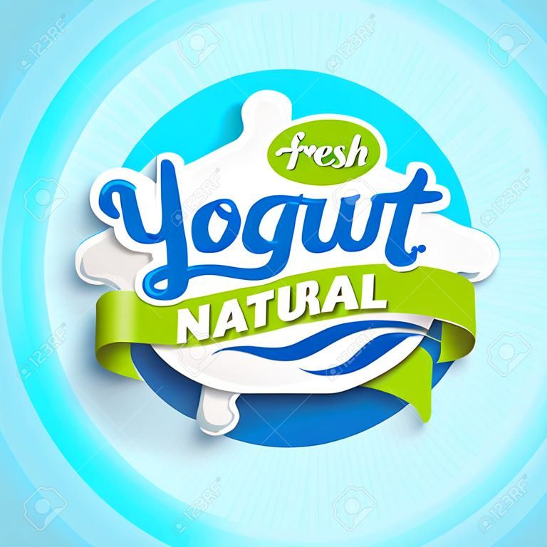 新鮮和天然酸奶標籤飛濺用藍色森伯斯特背景為徽標，模板，標籤，食品雜貨，農業商店，包裝和廣告的象徵。矢量圖。