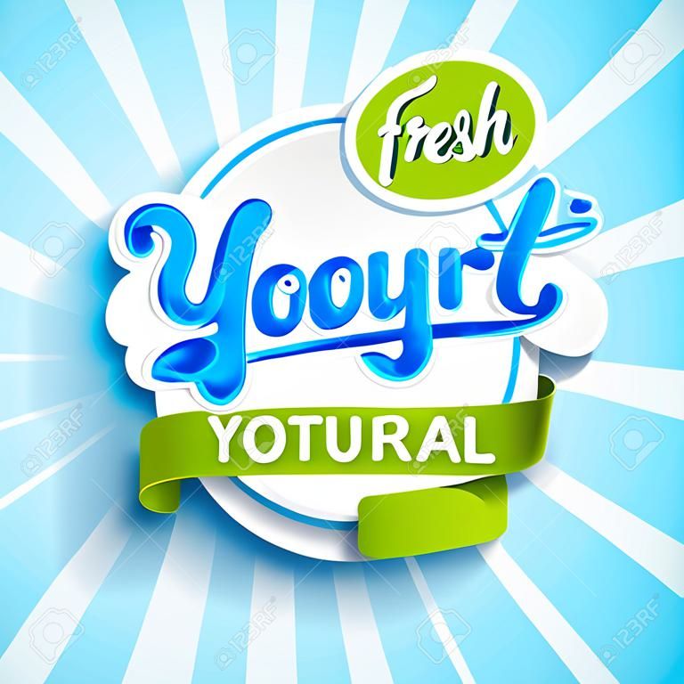 Friss és természetes joghurt címke splash szalaggal a kék sunburst háttér logó, sablon, címke, embléma élelmiszerek, mezőgazdasági üzletek, csomagolás és reklám .. Vektoros illusztráció.
