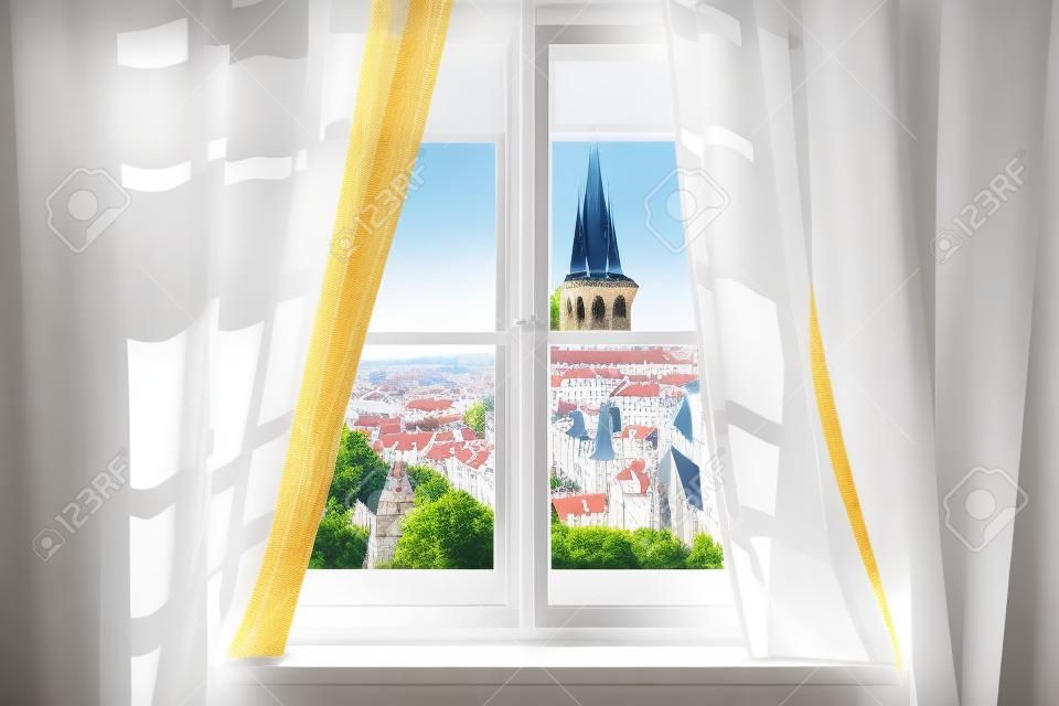 Klassisches weißes Holzfenster mit Vorhängen und Blick auf Prag