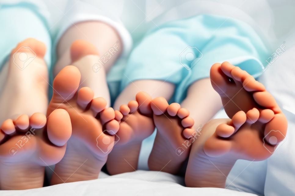 Kinderen voeten in bed close-up horizontaal