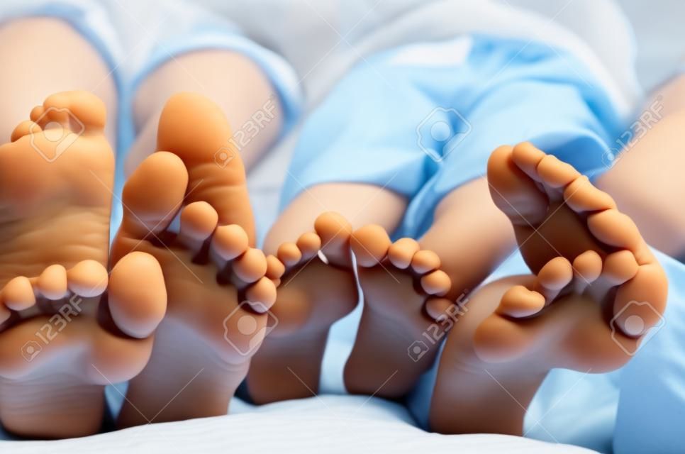 兒童的腳在床上特寫水平