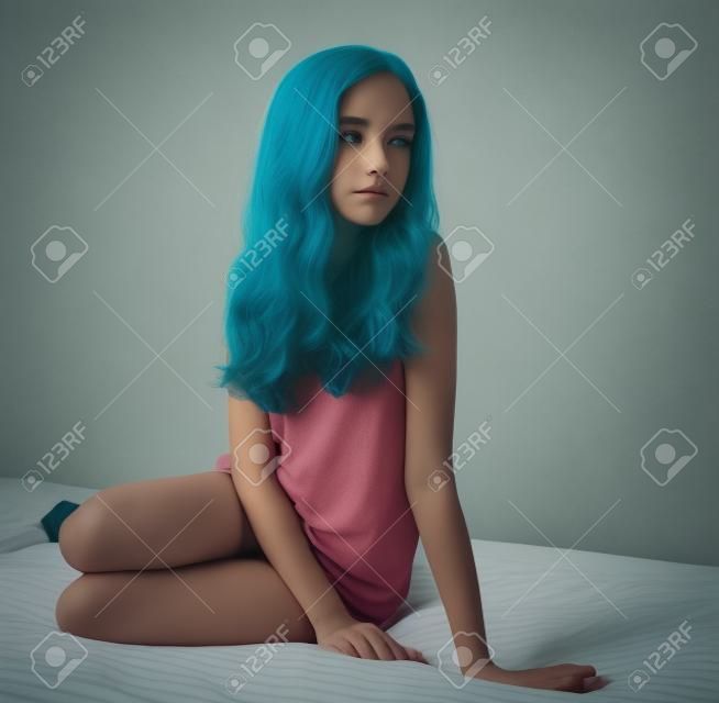 getönt Bild trauriges Mädchen sitzt auf dem Bett und schaut weg. quadratischen Format