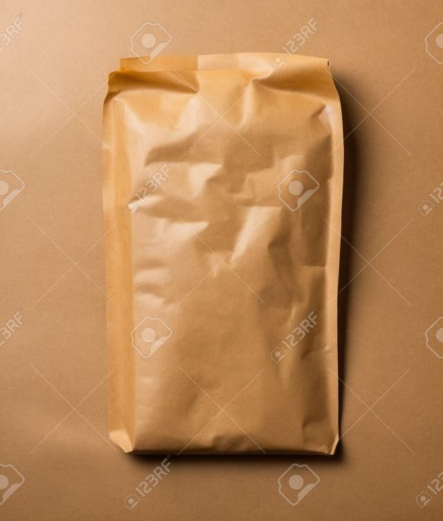 茶色の紙のパッケージで小麦粉。クラフト紙。砂糖や塩のクリッピングパスと白い背景で隔離のパッケージ。モックアップ。
