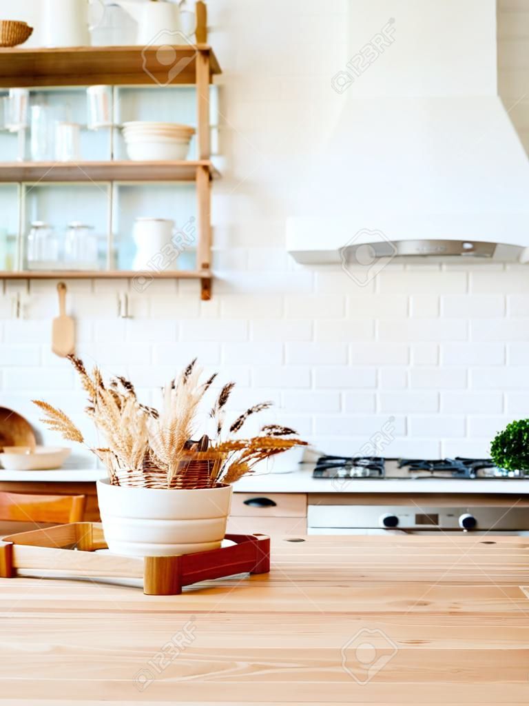 キッチン木製テーブルトップとキッチンぼかし背景インテリアスタイルスカンジナビア