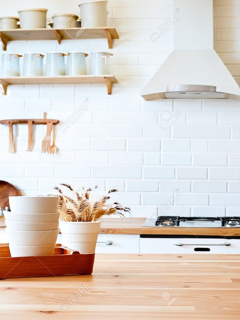 キッチン木製テーブルトップとキッチンぼかし背景インテリアスタイルスカンジナビア