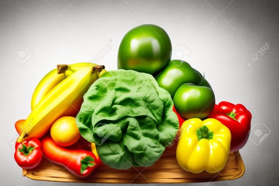 Grupuj warzywa i owoce jabłka, banany w drewnianym koszu z marchewką, pomidorami, guawą, chili, bakłażanem, złotym strąkiem, zieloną sałatą na białym tle.