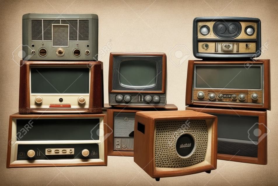 Antiguas radios y televisores vintage aislados sobre fondo blanco con trazado de recorte. Se han eliminado todos los logotipos y marcas comerciales.