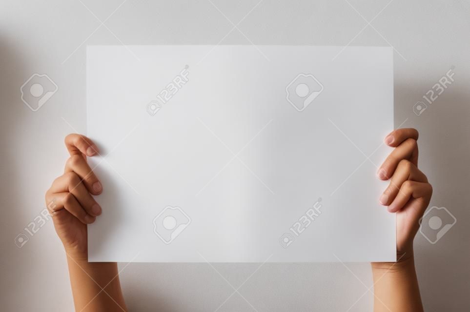Kobieta ręce trzymając papier na białym tle.