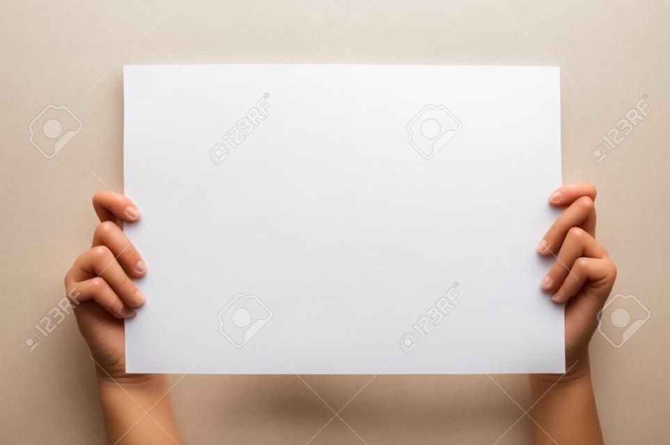 Kobieta ręce trzymając papier na białym tle.