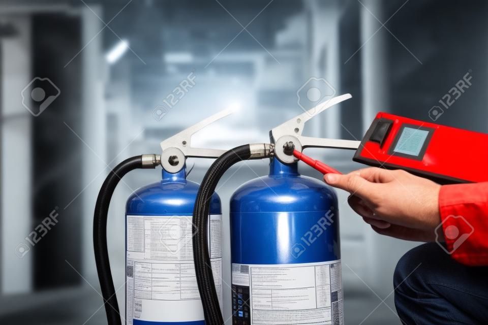 工程师检查工业火灾控制系统，火灾警报控制器，火灾通知器，防火灾。系统已准备就绪，一旦发生火灾。