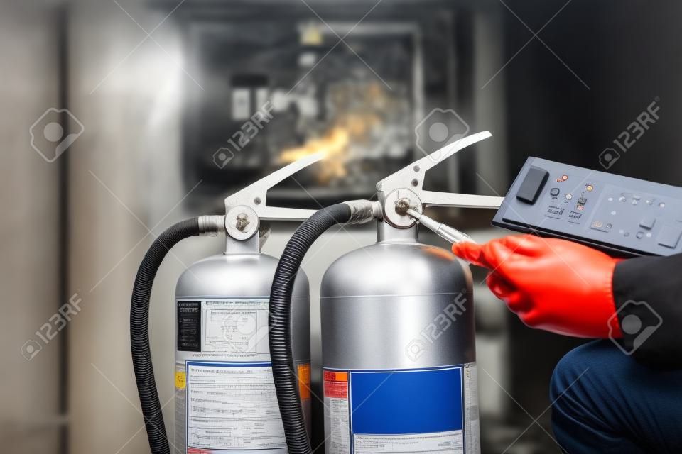 Ingenieur prüft Industrielles Brandschutzsystem, Brandmelder, Brandmelder, Brandschutz. Systembereit Im Brandfall.