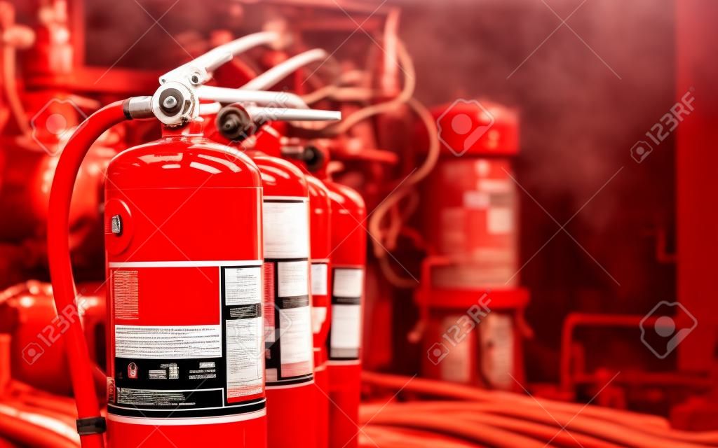Tanque rojo de extintor de incendios Descripción general de un potente sistema de extinción de incendios industrial.