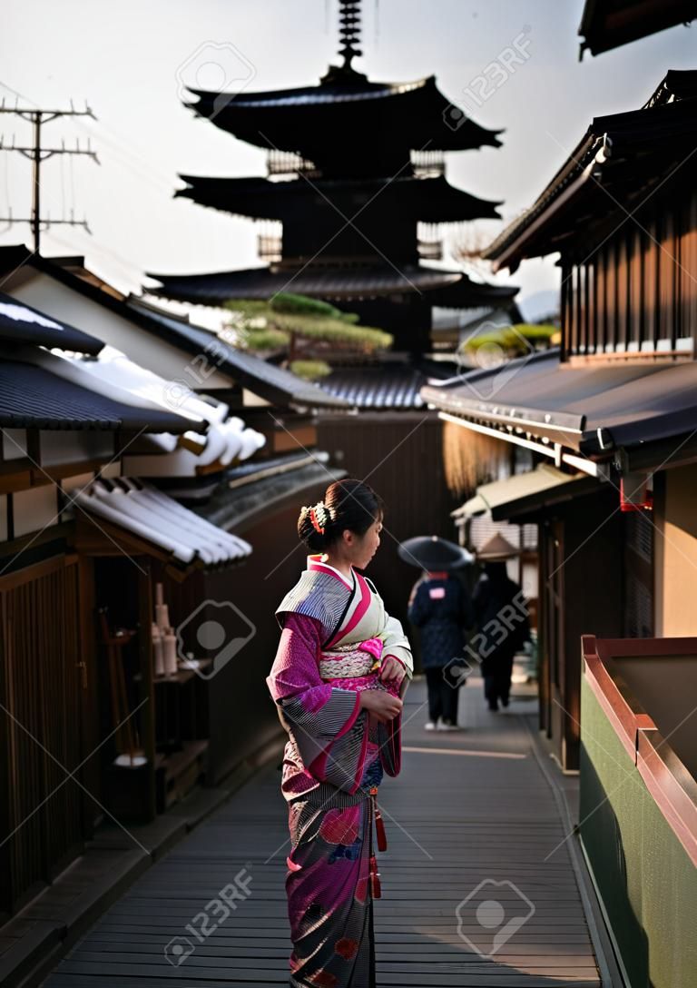 jovem, mulher, em, kimono, em, yasaka, trilha