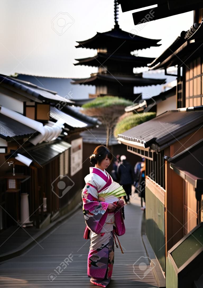 jovem, mulher, em, kimono, em, yasaka, trilha