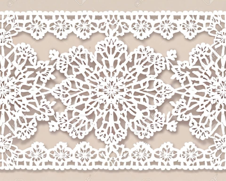 Laço branco doily com padrão florido em um fundo bege