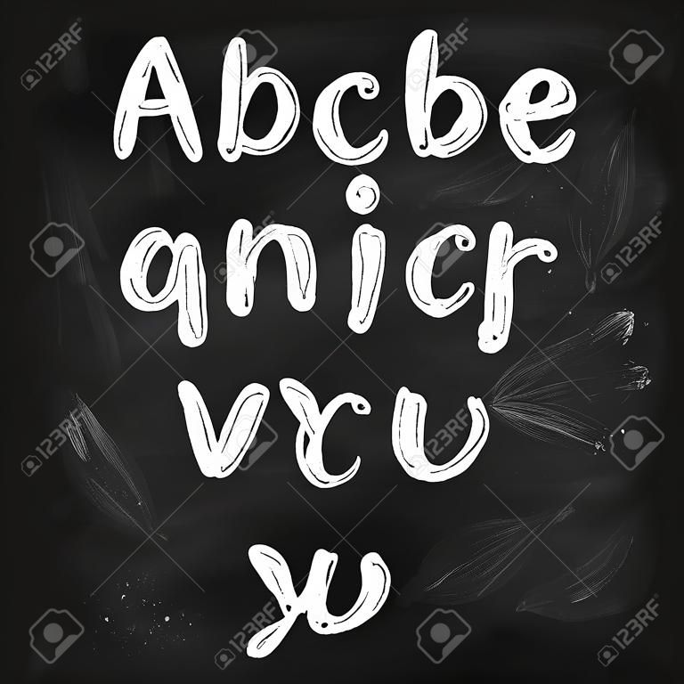 Wektor ręcznie rysowane alfabetu na tablicy. Listy pisane piórem pędzla. Abc Ink