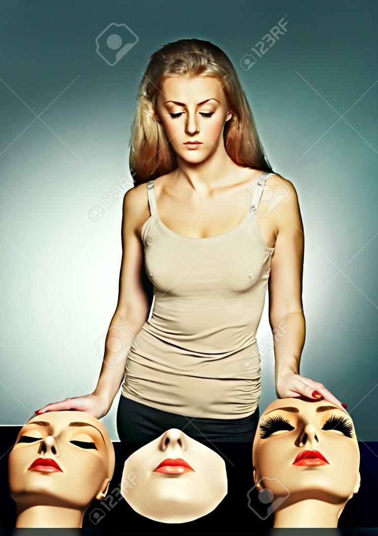 Las mujeres optan por una máscara. Disfraz hipócrita, insincero, mujer de dos caras