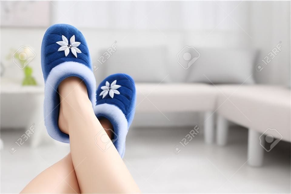 Slippers op vrouwen benen. Zachte comfortabele huis slipper