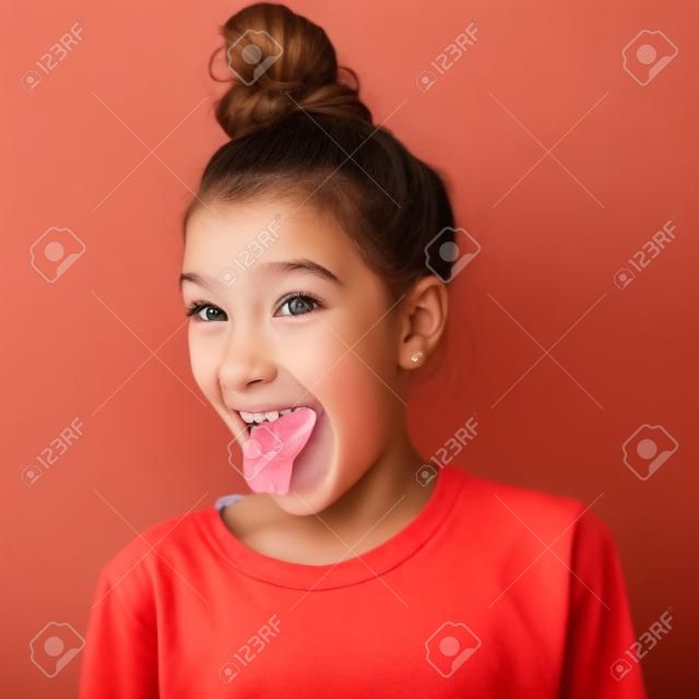 Portret uśmiechnięta młoda dziewczyna nastolatka
