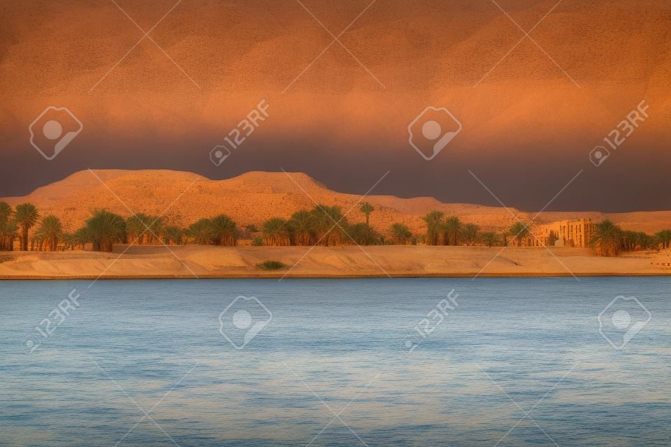 Blick auf den Nil und die Berge in der Stadt Luxor in Ägypten