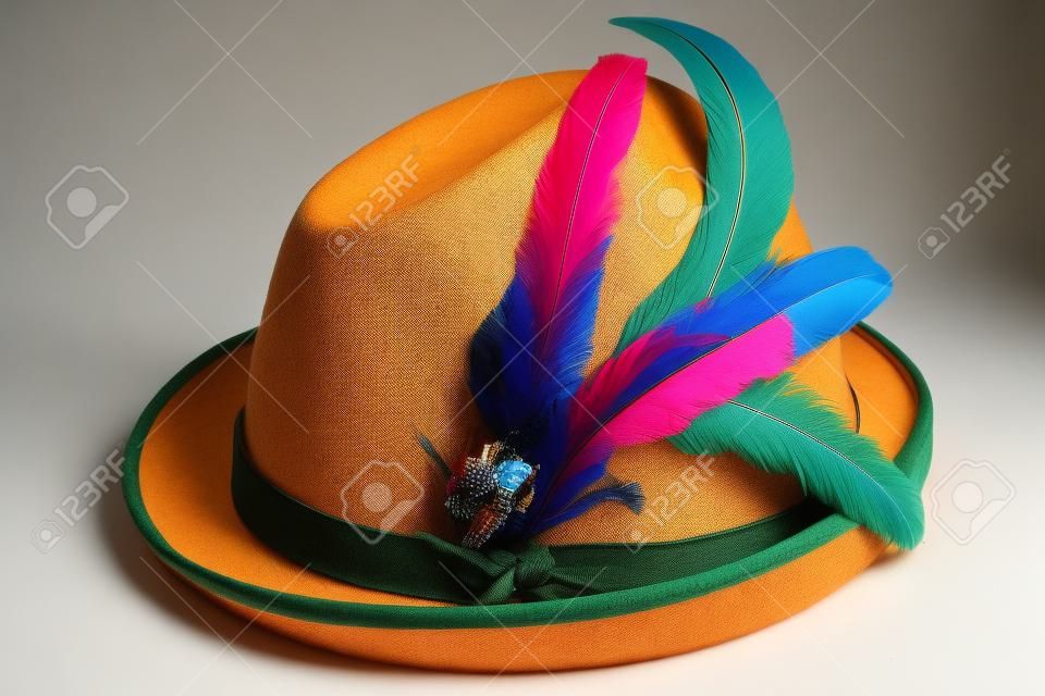 아름다운 깃털로 장식 옥토버 페스트 독일의 전통 모자
