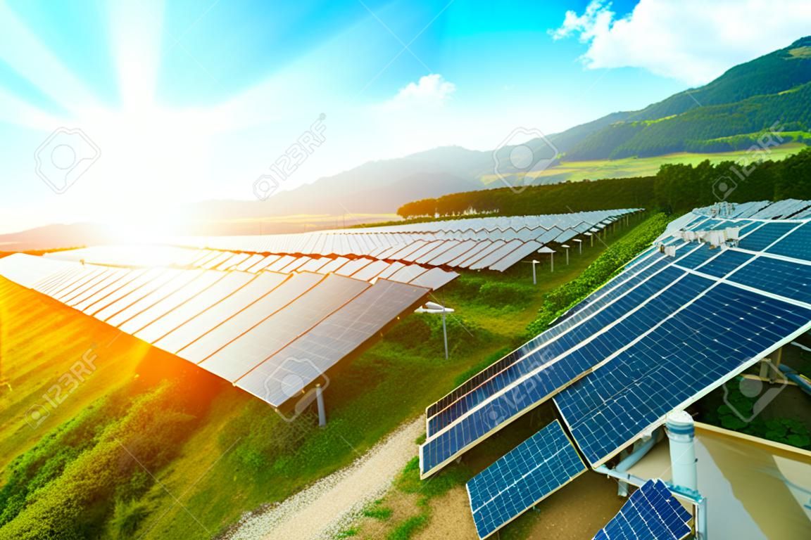Yenilenebilir elektrik üretimi için fotovoltaik paneller, Navarra, Aragon, İspanya.