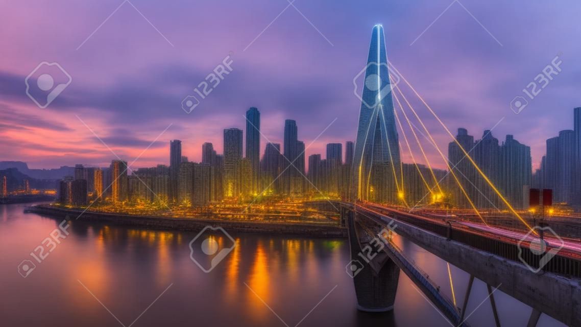 Pejzaż miejski i panoramę centrum miasta w pobliżu wody Chongqing o zachodzie słońca