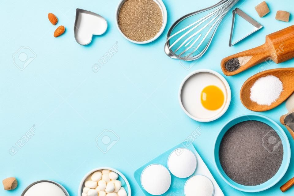 Ingredientes y utensilios para hornear sobre un fondo pastel, vista superior.