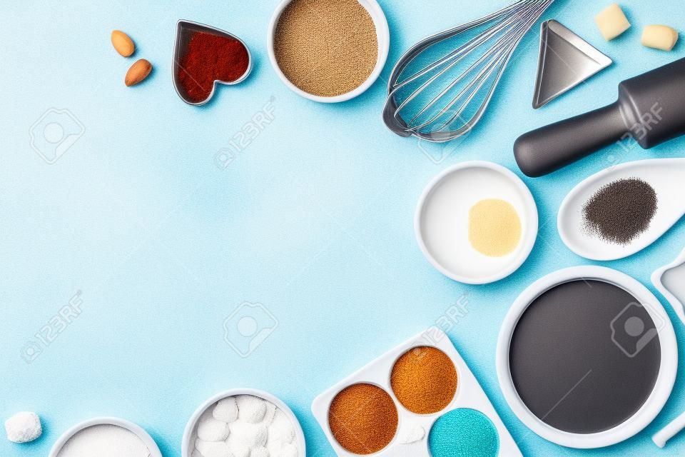 Ingredienti e utensili per la cottura su uno sfondo pastello, vista dall'alto.