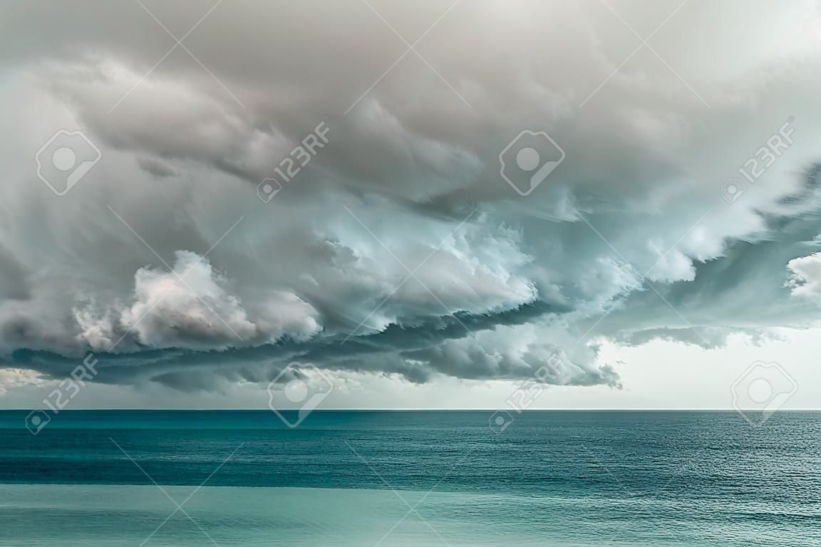 Nuvens de tempestade sobre o mar.