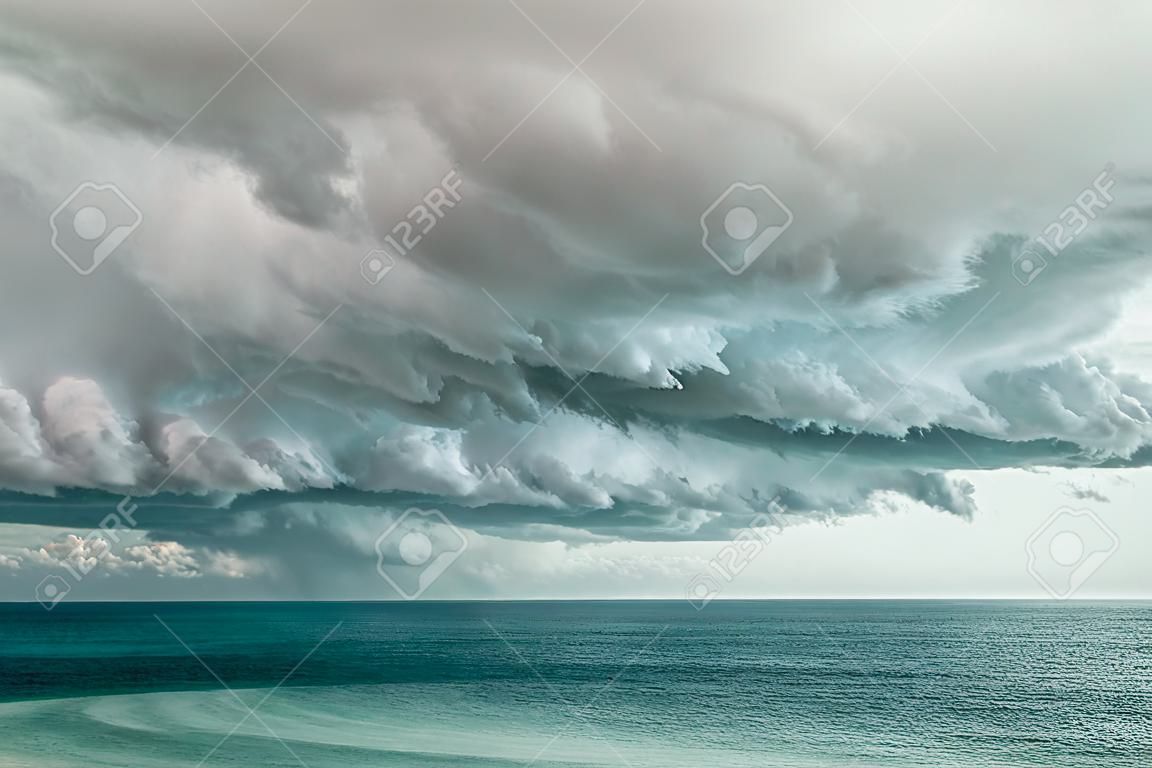 Nuvens de tempestade sobre o mar.