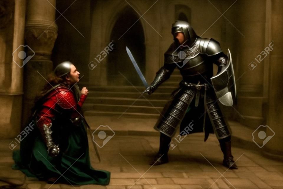 Cavaleiro Agressivo ameaça mulher com sua espada