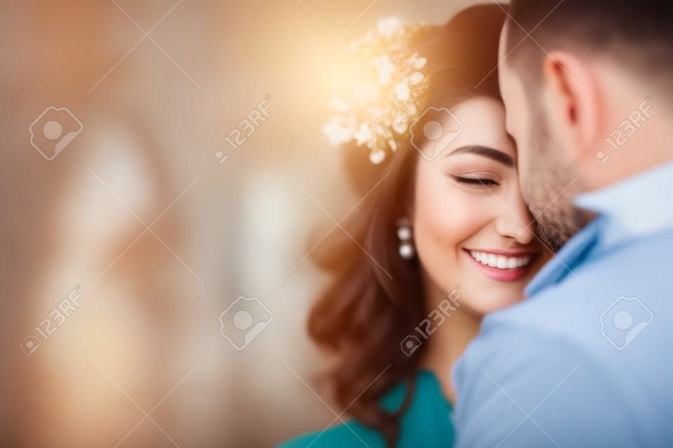 美丽的情侣享受彼此的拥抱和温柔的微笑。
