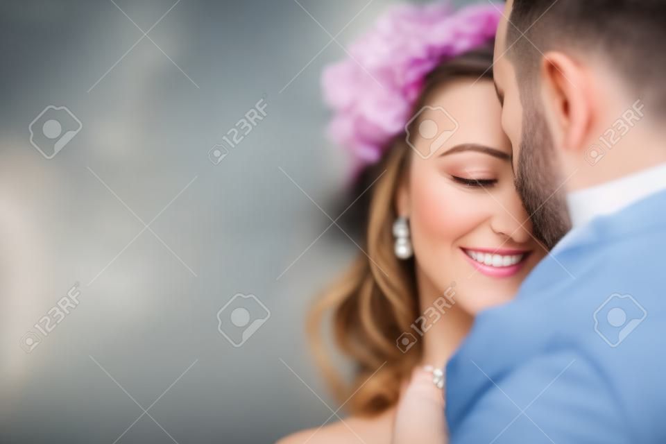 美麗的夫婦享受對方的懷抱和溫柔微笑