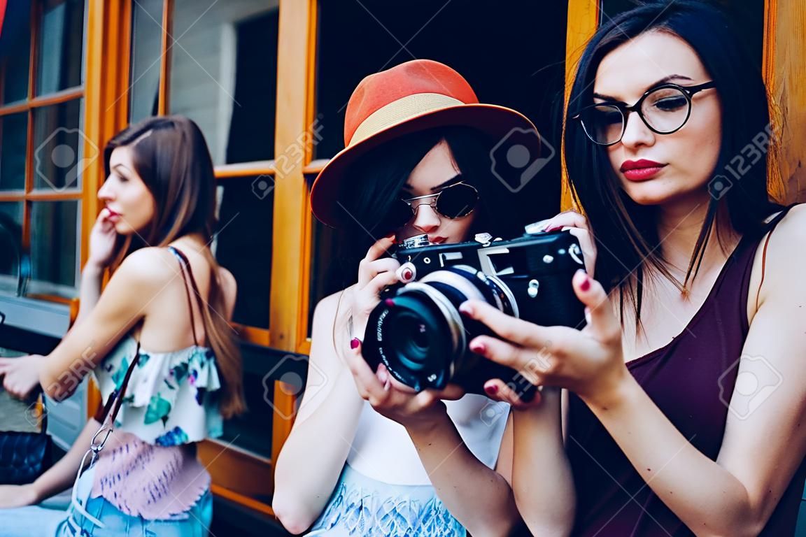 Dwie piękne młode dziewczyny trzymają aparat vintage