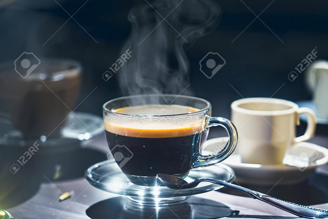 Por la mañana taza de café caliente en la mesa