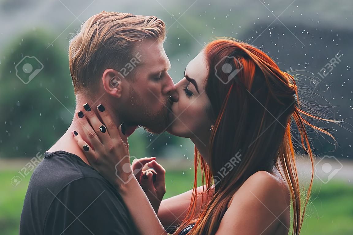 lindo casal beijando fora na chuva