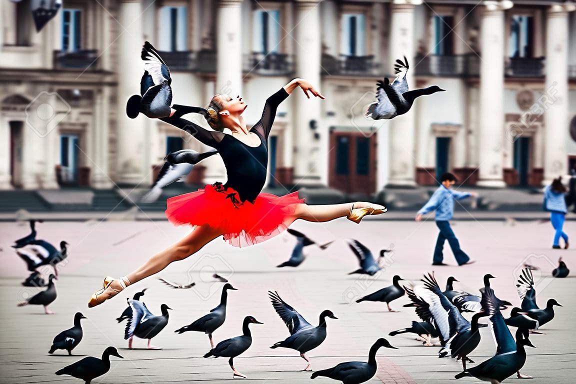 Ballerina fazendo divisões no ar na praça