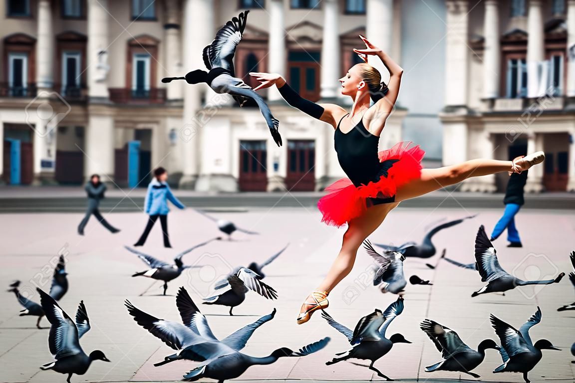Ballerina fazendo divisões no ar na praça