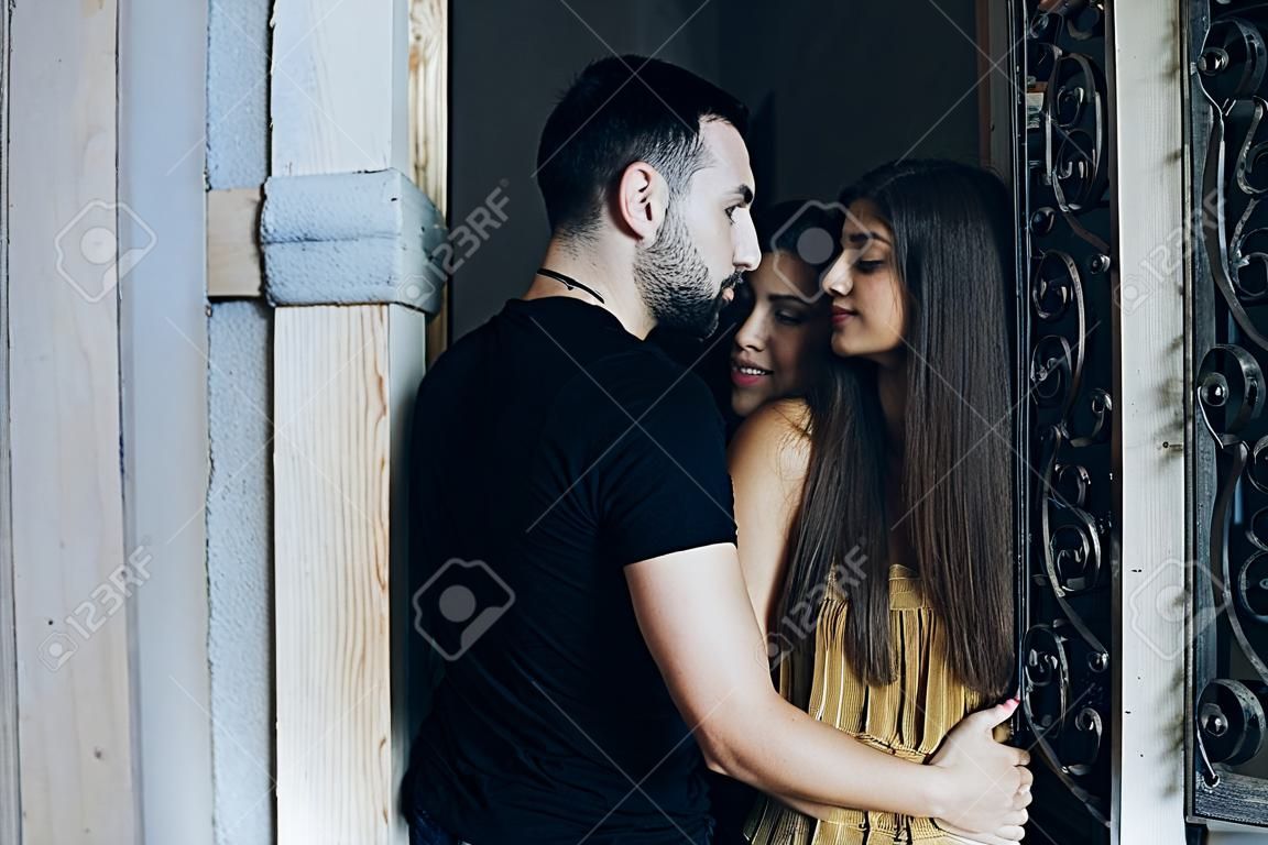 Para pozuje w drzwiach