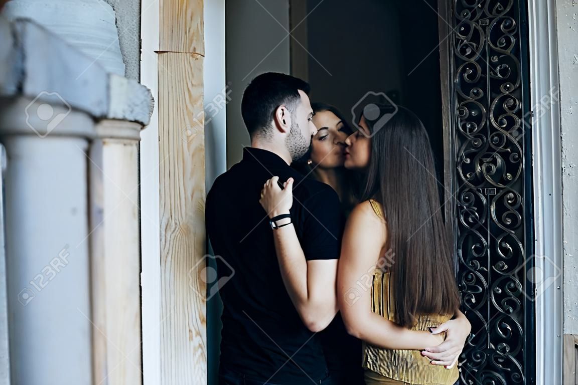 couple posant dans la porte