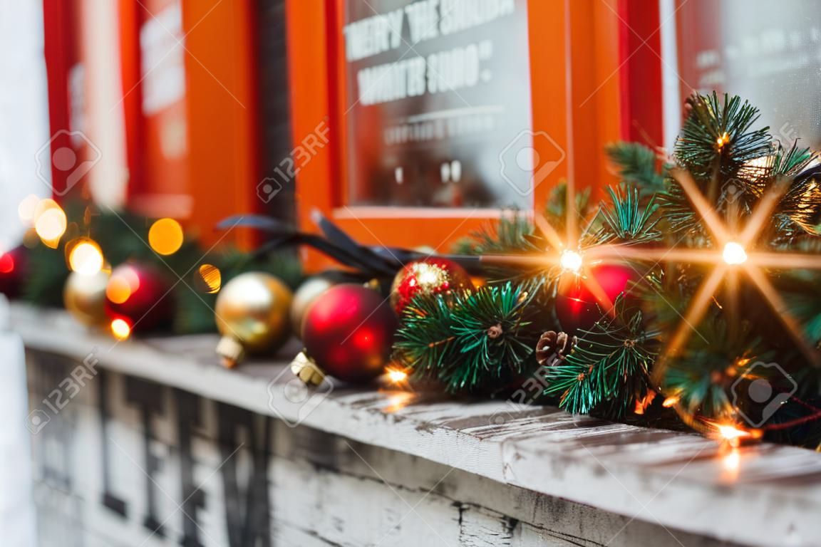 Décorations d'hiver de Noël sur la fenêtre