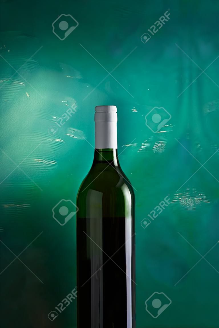 Flasche Weißwein auf einem grünen Hintergrund