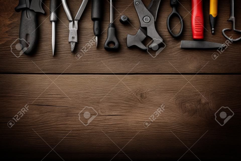 木制背景上的各种工具
