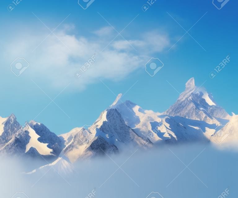 montanhas cobertas de neve isoladas no fundo branco
