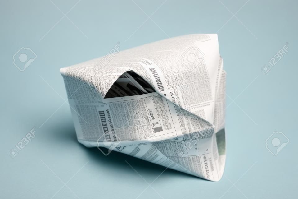Papieren hoed uit de krant is geïsoleerd op een witte achtergrond