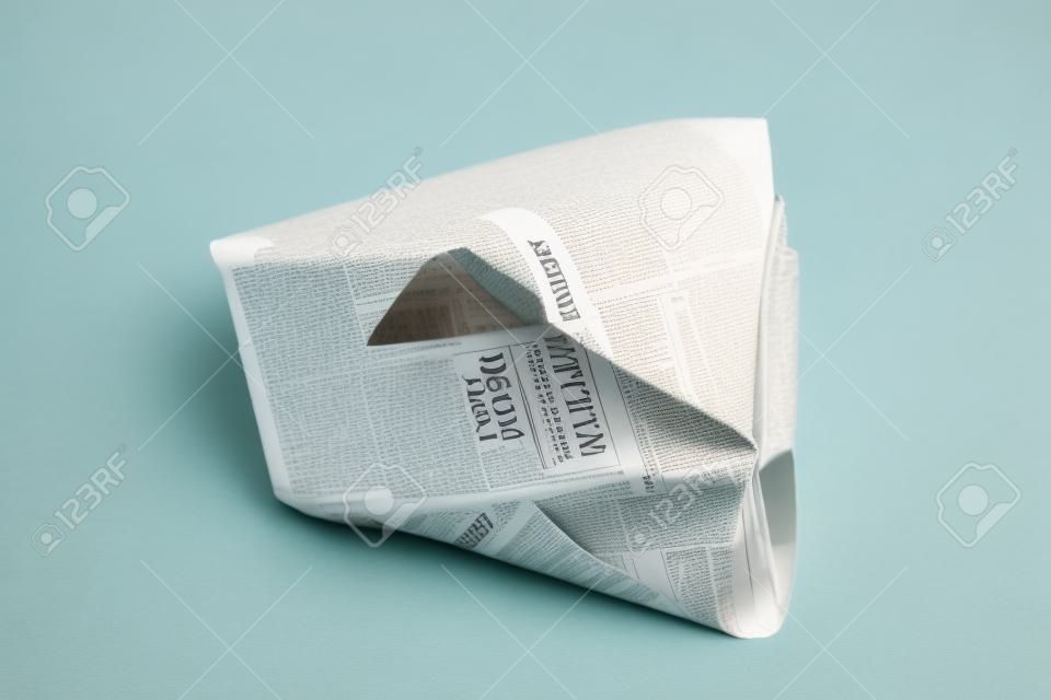 Papieren hoed uit de krant is geïsoleerd op een witte achtergrond