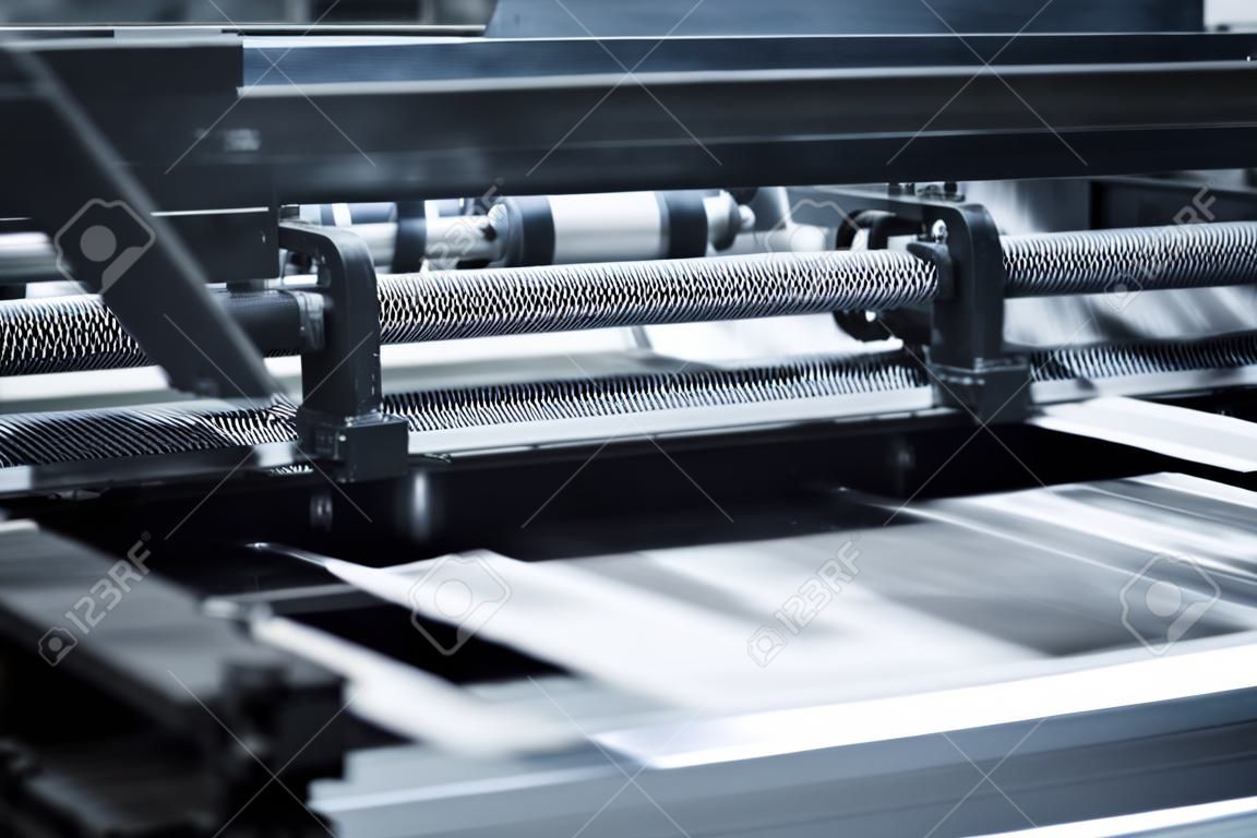 Druck-und Papierschneideanlagen Prozess in einer modernen Druckerei